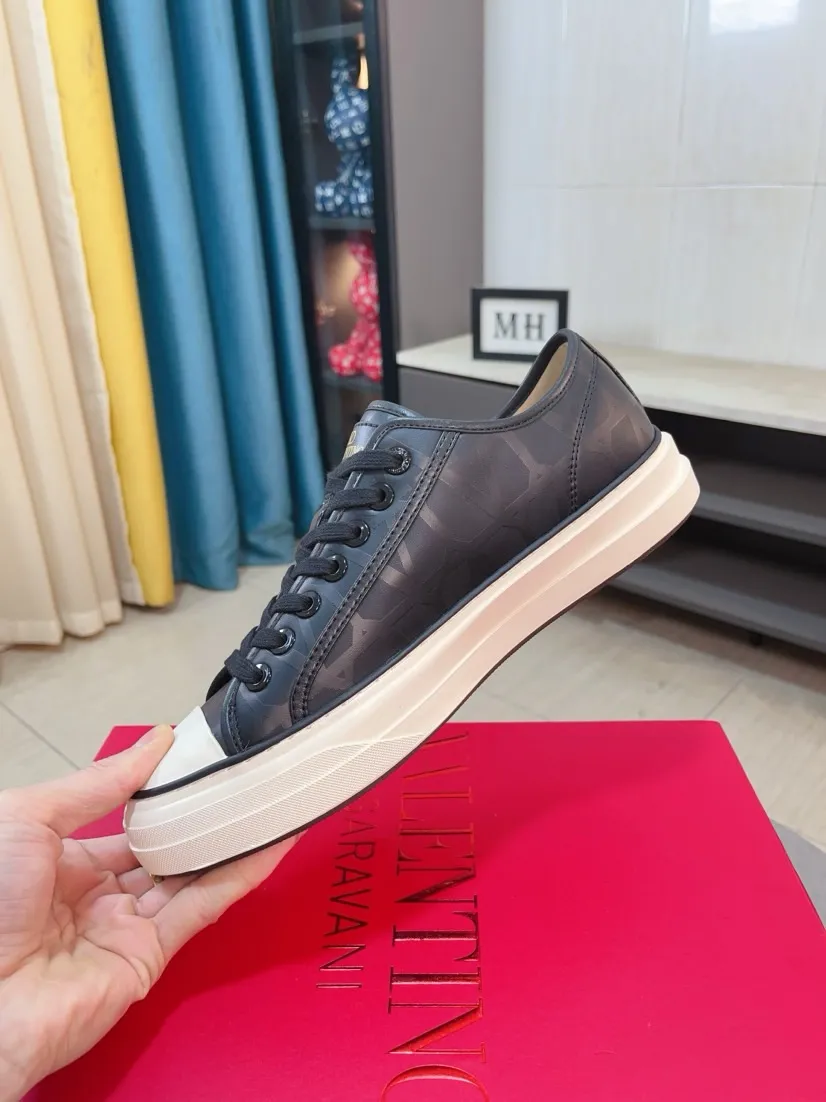 Men's shoes 💰500🌸🌸[Valentino] Couple model, official website 1:1 replica, fashionable casual men's shoes 🔜The upper is made of imported high-quality original special upper sheepskin lining, the upper foot is very stylish, personalized fashionable rubber wear-resistant outsole, size: 35-44 (45 can be customized)
